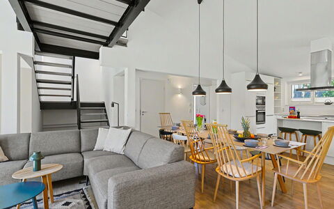 Seeufer Lodge: Möbel, Interior Design, Flooring, Wand, Holz, Couch, Decke, Fussboden, Wohnzimmer, Light Fixture