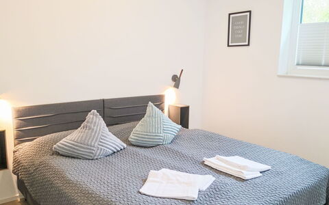 Strandnah 131 (Seenähe): Bett, Möbel, Schlafzimmer, Bedding, Fussboden, Interior Design, Bettdecke, Flooring, Holz, Linens