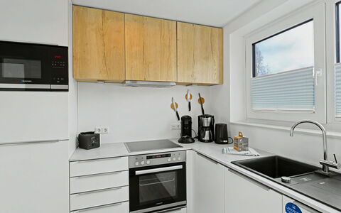 Strandnah 131 (Seenähe): Küche, Küchengerät, Countertop, Cabinetry, Major Appliance, Holz, Flooring, Interior Design, Haushaltsgerät, Spüle
