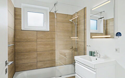 Küstenzauber (282): Flooring, Fussboden, Badezimmer, Armatur, Interior Design, Installation, Toilette, Zapfhahn, Badezimmerschrank, Sinken