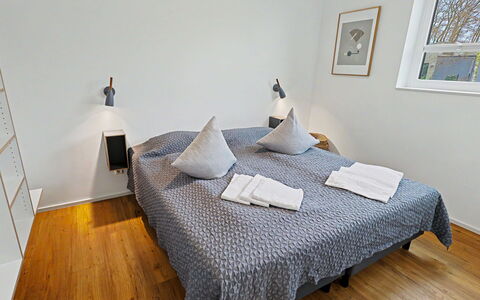 Haus Espelage (292) am Kleinen Teich: Bett, Möbel, Schlafzimmer, Interior Design, Fussboden, Flooring, Wand, Bedding, Bettdecke, Holz