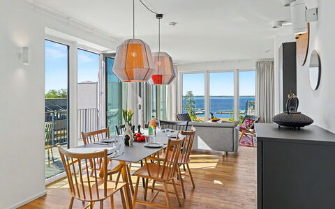 Penthouse Seevibes: Möbel, Holz, Flooring, Interior Design, Fussboden, Küche & Esszimmer Tisch, Tabelle, Stuhl, Holzboden, Esszimmer