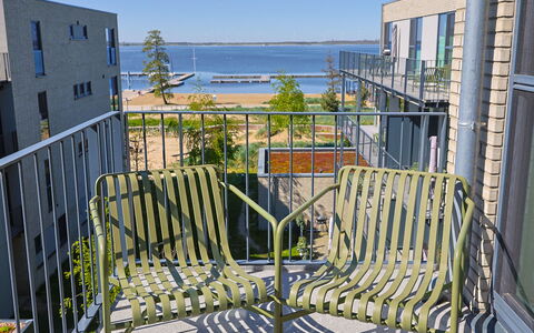 Penthouse Seevibes: Urban Design, Wohnung, Gartenmöbel, Balkon, Eigentumswohnung, Stuhl, Schatten, Deck, Zaun, Walkway