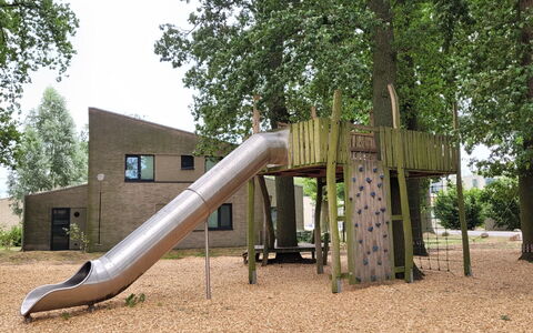 Seeperle: Spielplatz Rutsche, Öffentlicher Raum, Rutsche, Spielmittel, Park, Schatten, Garten, Rasen, Spielplatz, Garten