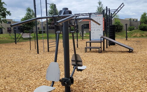 Seeperle: Spielmittel, Öffentlicher Raum, Spielplatz, Eisen, Park, Schatten, Pole, Schwingen, Aluminium