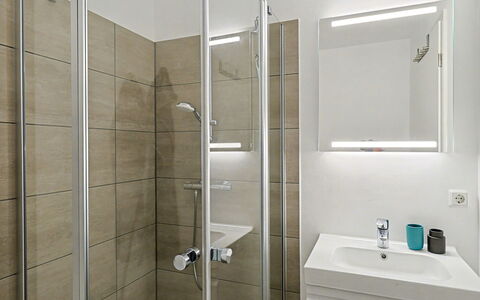 Seezauber: Armatur, Badezimmer, Flooring, Interior Design, Fussboden, Installation, Sinken, Toilette, Decke, Spiegel