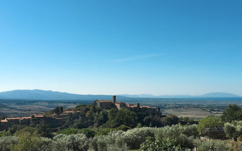 Your Tuscan Retreat: Himmel, Natur, Horizont, Vegetation, Landschaft, Wiese, Sommer, Ökoregion, Ländliches Gebiet, Grundstueck