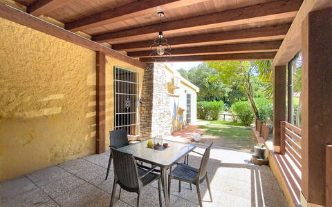 Your Tuscan Retreat: Holz, Möbel, Flooring, Veranda, Gartenmöbel, Fussboden, Tür, Zuhause, Schatten, Resort