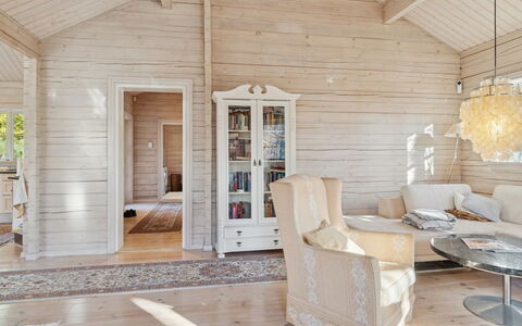 Fatiha - 800M from the Sea: Holz, Möbel, Wohnung, Zimmer, Decke, Holzbeize, Stuhl, Hartholz, Lack, Holz