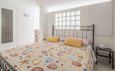 Casa Dolly, Monterosso 5 Terre: Bett, Möbel, Bedding, Interior Design, Schlafzimmer, Bettdecke, Fussboden, Linens, Holz, Flooring