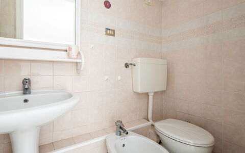 Casa Dolly, Monterosso 5 Terre: Flooring, Interior Design, Fussboden, Armatur, Badezimmer, Zimmer, Bad Sink, Toilette, Decke, Sinken
