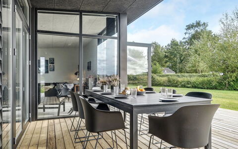 Emelina - 300M from the Sea: Wohnung, Schatten, Balkon, Stuhl, Zaun, Gartenmöbel, Aluminium, Kunstrasen