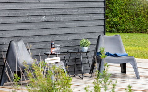 Emelina - 300M from the Sea: Wohnung, Schatten, Balkon, Stuhl, Zaun, Gartenmöbel, Aluminium, Kunstrasen