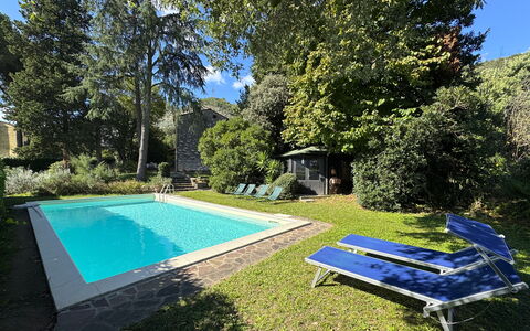 Allo Scoiattolo: Blau, Schwimmbad, Strauch, Garten, Schatten, Hinterhof, Resort, Estate, Landscaping, Hazienda