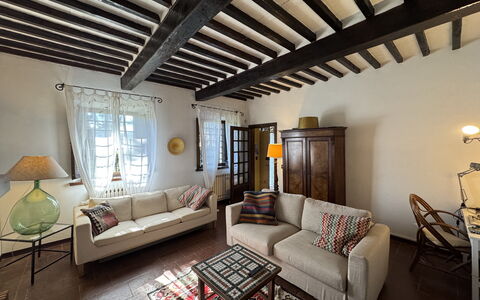 Allo Scoiattolo: Möbel, Interior Design, Couch, Flooring, Wand, Zimmer, Fussboden, Holz, Decke, Wohnzimmer