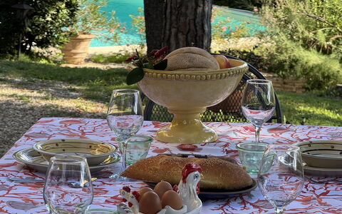 Allo Scoiattolo: Geschirr, Servierware, Tischdecke, Tabelle, Essen, Drinkware, Obst, Dishware, Linens, Möbel
