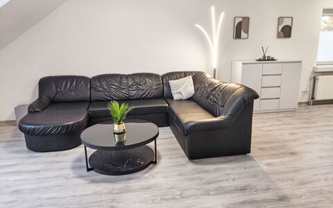 Sonnenschein: Möbel, Flooring, Fussboden, Interior Design, Couch, Holz, Holzboden, Wohnzimmer, Laminatboden, Zuhause