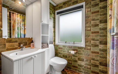 Vilhelm - 10Km from the Sea: Wand, Armatur, Badezimmer, Toilleten Sitz, Flooring, Toilette, Sinken, Fussboden, Installation, Interior Design