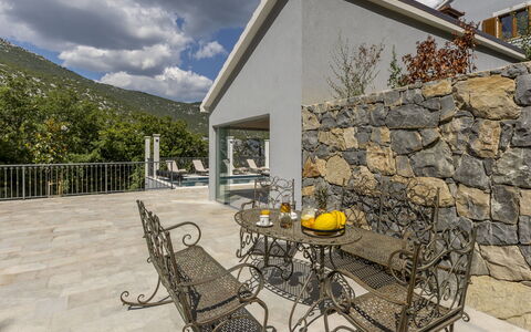 Greystone: Flagstone, Gebirge, Gartenmöbel, Schatten, Stuhl, Eco Hotel, Steinwand, Zimmerpflanze, Balkon, Resort