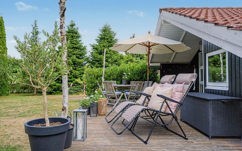 Lirim - 400M from the Sea: Holz, Gartenmöbel, Möbel, Blumentopf, Stuhl, Garten, Tisch Im Freien, Veranda, Schatten
