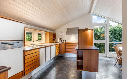Lirim - 400M from the Sea: Interior Design, Flooring, Holz, Decke, Küche, Fussboden, Countertop, Cabinetry, Möbel, Zuhause
