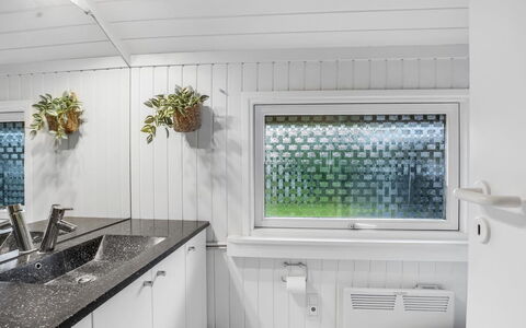 Lirim - 400M from the Sea: Wand, Interior Design, Armatur, Decke, Installation, Zapfhahn, Sinken, Badezimmer, Glas