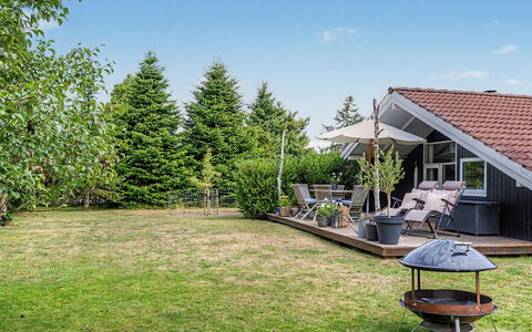 Lirim - 400M from the Sea: Gras, Strauch, Haus, Zuhause, Garten, Dach, Hütte, Grundstueck, Rasen