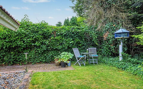 Lirim - 400M from the Sea: Grün, Strauch, Garten, Ground, Hecke, Schatten, Hinterhof, Landscaping, Rasen, Garten