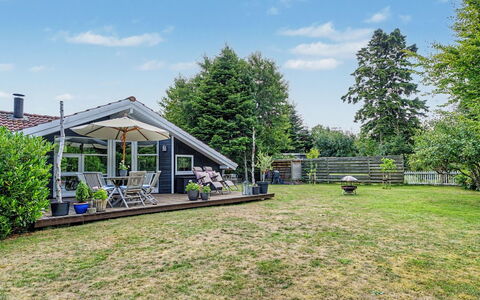 Lirim - 400M from the Sea: Haus, Zuhause, Hütte, Strauch, Dach, Garten, Ground, Estate, Schatten, Rasen