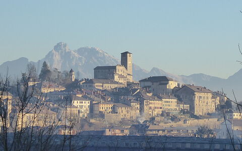 Casa Ines, Feltre: Gebäude, Wand, \Stadt, Dach, Menschliche Siedlung, Urban Design, Morgen, Bergstation, Turm, Dorf