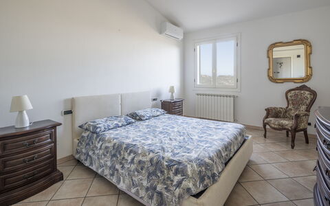 Villa Caroline, Private Pool and Seaview: Bett, Schlafzimmer, Bettdecke, Bedding, Möbel, Fussboden, Interior Design, Flooring, Linens, Zimmer