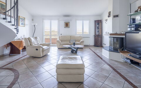 Villa Caroline, Private Pool and Seaview: Flooring, Möbel, Interior Design, Fussboden, Couch, Wohnzimmer, Decke, Zimmer, Wohnung