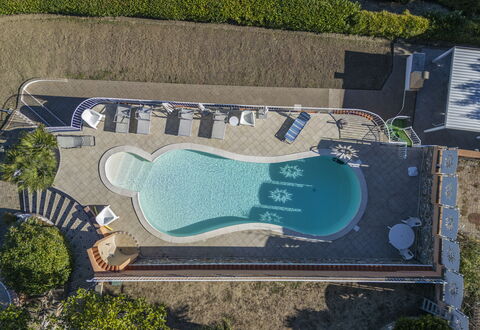 Villa Caroline, Private Pool and Seaview: Blau, Schwimmbad, Resort, Gartenmöbel, Freizeit, Verbundwerkstoff, Water Feature, Schatten, Eco Hotel, Landscaping