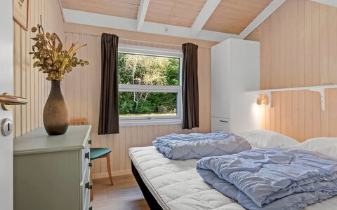 Edvard - 300M from the Sea: Interior Design, Holz, Möbel, Decke, Schlafzimmer, Flooring, Fussboden, Bett, Zuhause, Zimmer