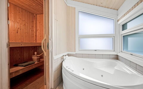 Edvard - 300M from the Sea: Holz, Badewanne, Interior Design, Flooring, Decke, Armatur, Fussboden, Zimmer, Installation, Badezimmer