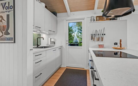 Edvard - 300M from the Sea: Küche, Küchengerät, Countertop, Flooring, Major Appliance, Interior Design, Holz, Cabinetry, Fussboden, Haushaltsgerät