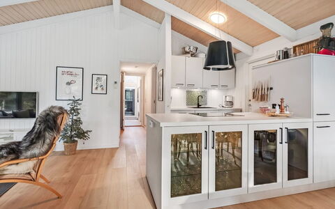Edvard - 300M from the Sea: Interior Design, Flooring, Holz, Möbel, Decke, Küche, Light Fixture, Countertop, Fussboden, Cabinetry
