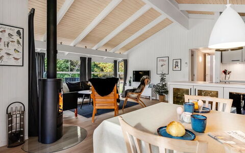 Edvard - 300M from the Sea: Interior Design, Möbel, Flooring, Holz, Fussboden, Decke, Wohnzimmer, Holzboden, Light Fixture, Zimmer