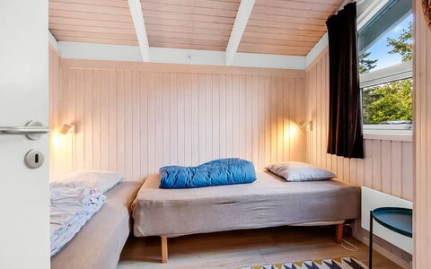 Edvard - 300M from the Sea: Holz, Interior Design, Flooring, Decke, Fussboden, Schlafzimmer, Bett, Möbel, Zimmer, Holzbeize