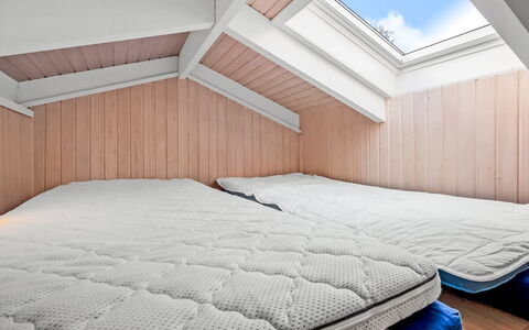 Edvard - 300M from the Sea: Holz, Schlafzimmer, Linens, Fussboden, Decke, Bett, Bettdecke, Bedding, Holzbeize, Dachboden