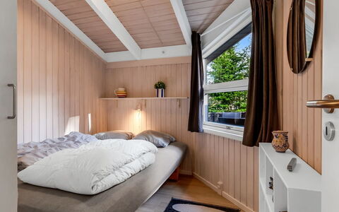 Edvard - 300M from the Sea: Interior Design, Holz, Schlafzimmer, Bett, Flooring, Fussboden, Decke, Möbel, Zimmer, Bettdecke