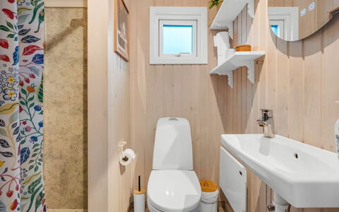 Edvard - 300M from the Sea: Holz, Armatur, Flooring, Badezimmer, Toilette, Toilleten Sitz, Interior Design, Fussboden, Bad Sink, Sinken
