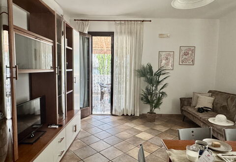 Casa Paola-connessione Starlink: Möbel, Flooring, Interior Design, Fussboden, Holz, Zimmer, Wohnzimmer, Beleuchtung, Decke, Tabelle