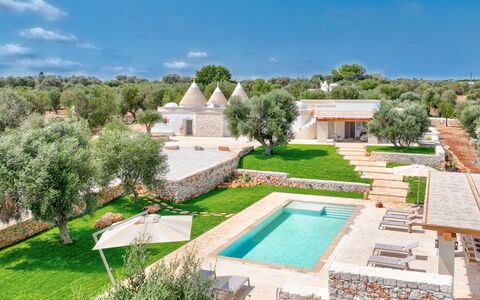 Trulli di Luccio: Garten, Kuppel, Rasen, Estate, Landscaping, Kuppel, Villa