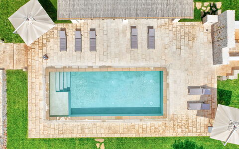 Trulli di Luccio: Schwimmbad, Verbundwerkstoff, Flagstone, Gartenmöbel, Resort, Water Feature, Garten, Schatten, Landscaping, Estate