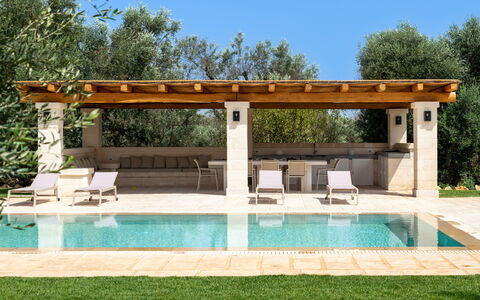 Trulli di Luccio: Holz, Schwimmbad, Möbel, Gartenmöbel, Verbundwerkstoff, Schatten, Resort, Outdoor Struktur, Garten, Stuhl