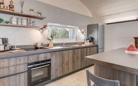 Trulli di Luccio: Küche, Countertop, Holz, Küchengerät, Interior Design, Haushaltsgerät, Major Appliance, Flooring, Decke, Cabinetry