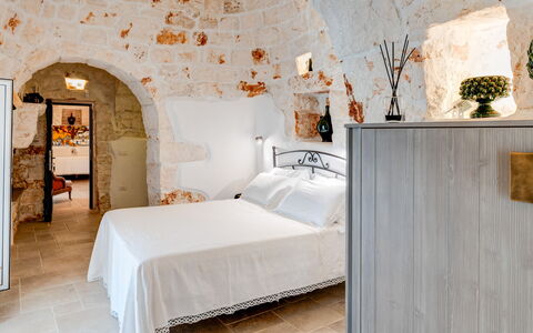 Trulli di Luccio: Wohnung, Schlafzimmer, Decke, Bedding, Steinwand, Bett, Bettrahmen, Bettdecke, Linens, Kissen