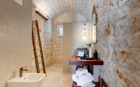 Trulli di Luccio: Wand, Flooring, Armatur, Interior Design, Fussboden, Decke, Beleuchtung, Badezimmer, Installation, Light Fixture