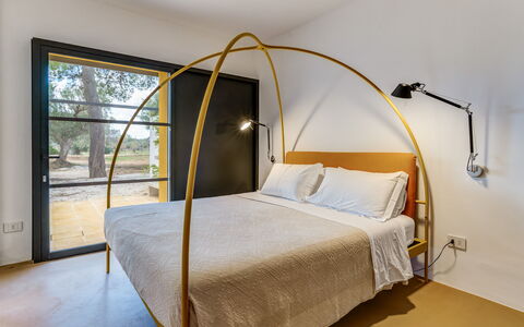 Villa Manè: Holz, Möbel, Interior Design, Schlafzimmer, Beleuchtung, Bett, Fussboden, Bettrahmen, Bedding, Bettdecke